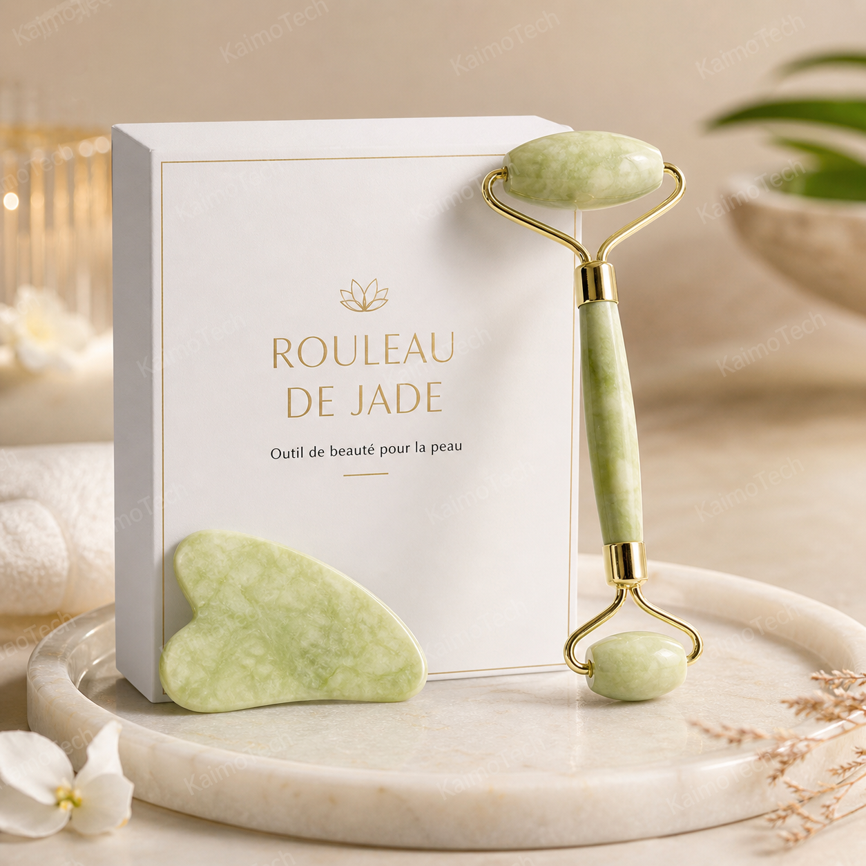 Coffret rouleau de jade avec pierre Gua Sha assortie, présenté dans une ambiance douce et élégante. Outil de beauté pour le visage idéal pour une routine de massage quotidienne, avec pierre verte claire polie et finitions dorées pour une expérience bien-être naturelle et raffinée.