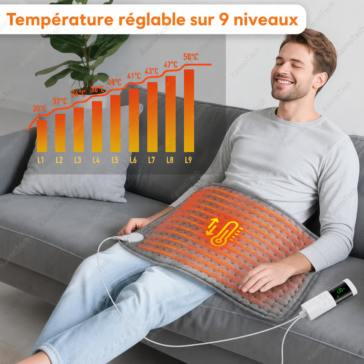 Coussin chauffant KaimoTech — température réglable sur 9 niveaux de 30°C à 50°C (L1 à L9), homme souriant sur canapé avec coussin chauffant sur l'abdomen et télécommande LED