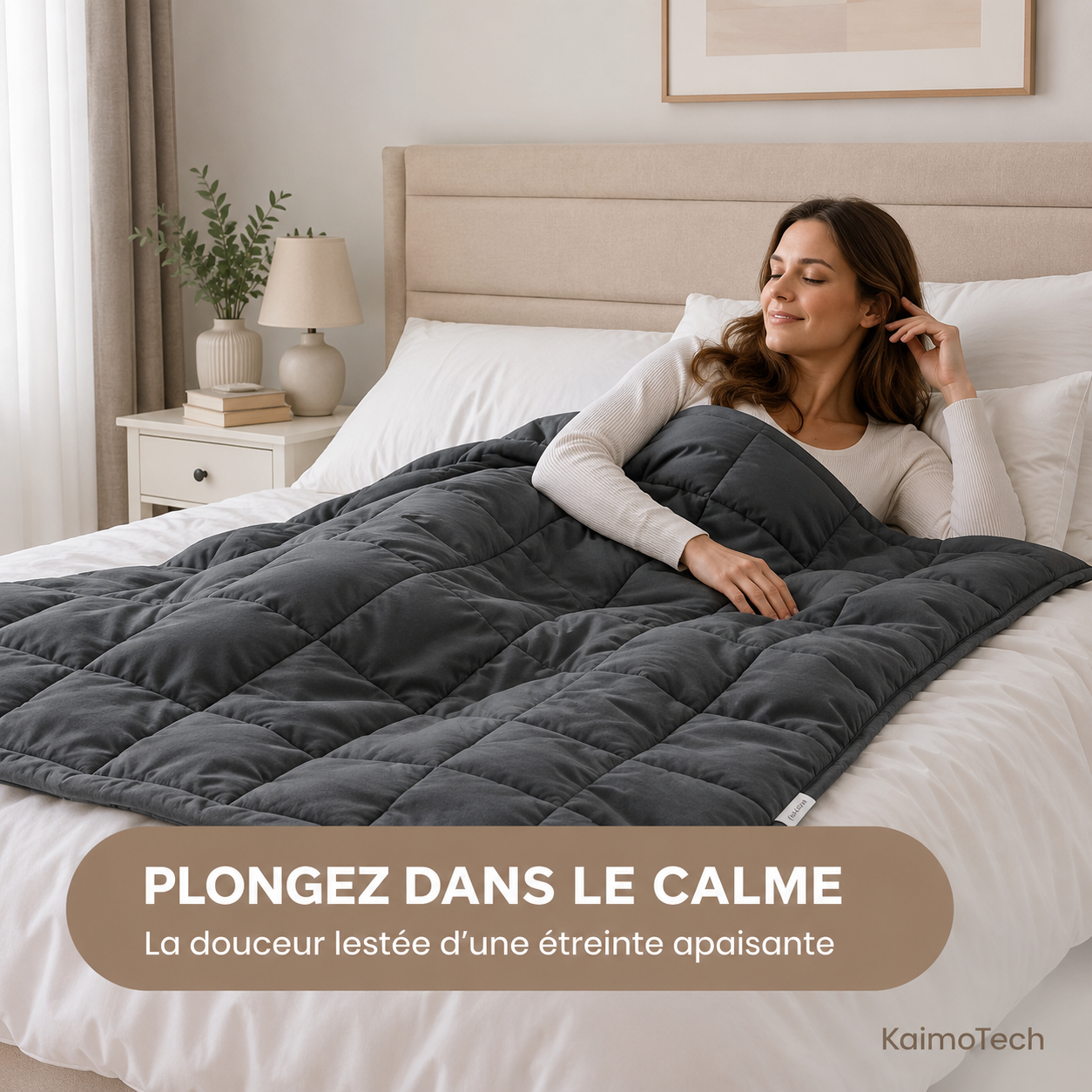 Couverture lestée grise KaimoTech utilisée au lit par une femme, conçue pour favoriser la détente, réduire le stress et apporter un confort apaisant pendant le sommeil