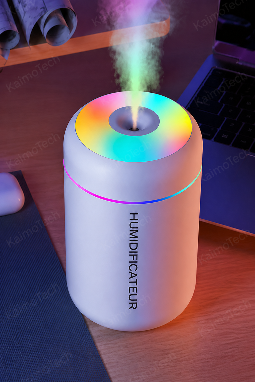 Mini humidificateur de bureau distribué par KaimoTech avec brume fine, éclairage LED multicolore et design compact, idéal pour améliorer le confort de l’air sur un bureau, une table de chevet ou un espace de travail.