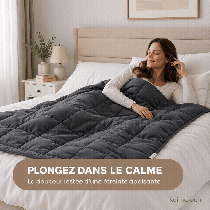 GIF couverture lestée grise KaimoTech avec femme au lit, illustrant le confort apaisant, la détente, la douceur lestée et l’aide au sommeil pour un repos plus serein