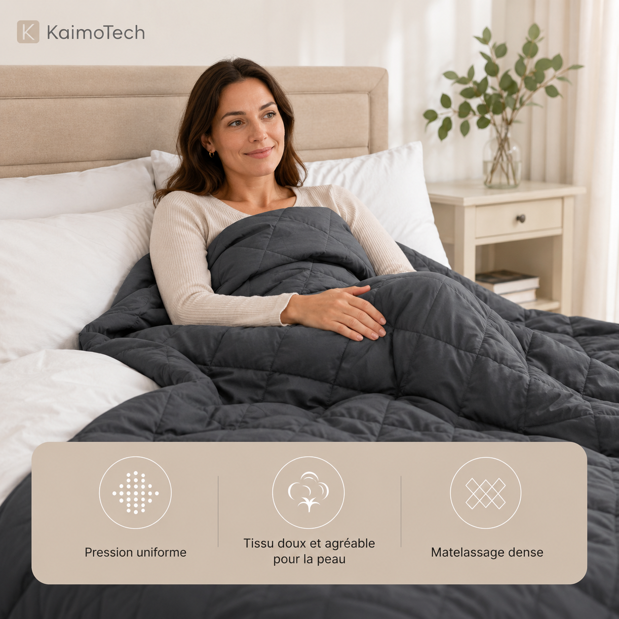 Couverture lestée grise KaimoTech pour adulte, utilisée au lit par une femme, avec pression uniforme, tissu doux pour la peau, matelassage dense, confort enveloppant et sommeil apaisé