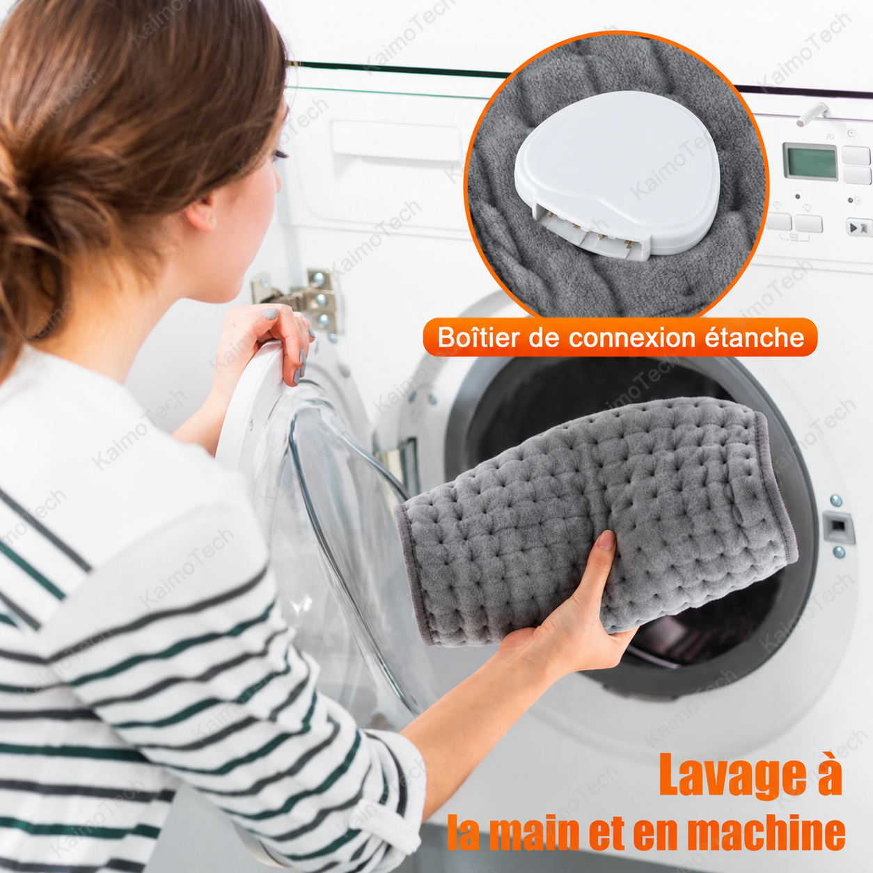 Coussin chauffant KaimoTech lavable en machine — femme introduisant le coussin gris velours dans un lave-linge, boîtier de connexion étanche détachable visible en gros plan, lavage à la main et en machine possible