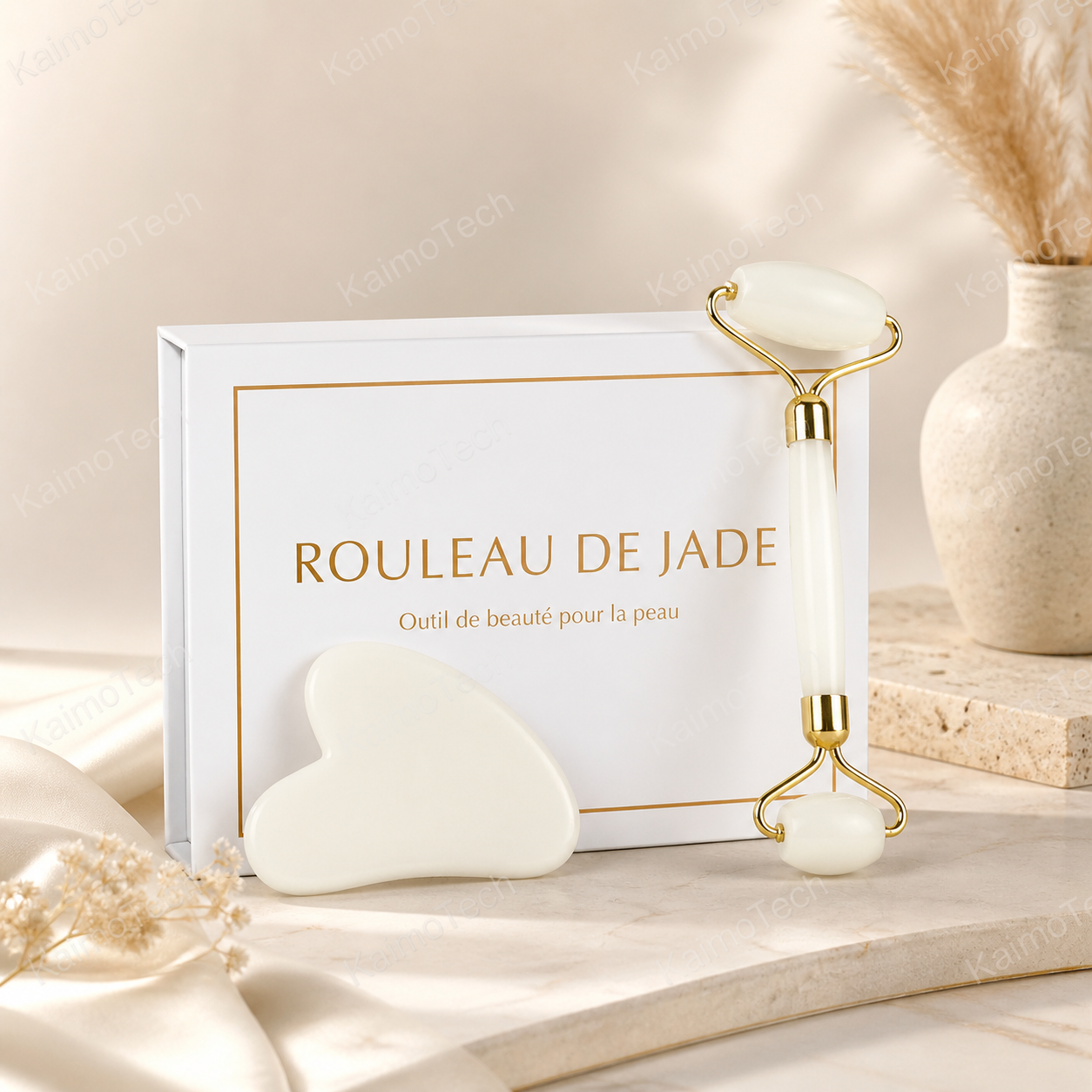 Coffret rouleau de jade blanc avec pierre Gua Sha assortie, présenté dans un style élégant et lumineux. Outil de beauté pour le visage idéal pour une routine de massage quotidienne, avec pierre blanche polie et finitions dorées pour une expérience bien-être douce et raffinée.