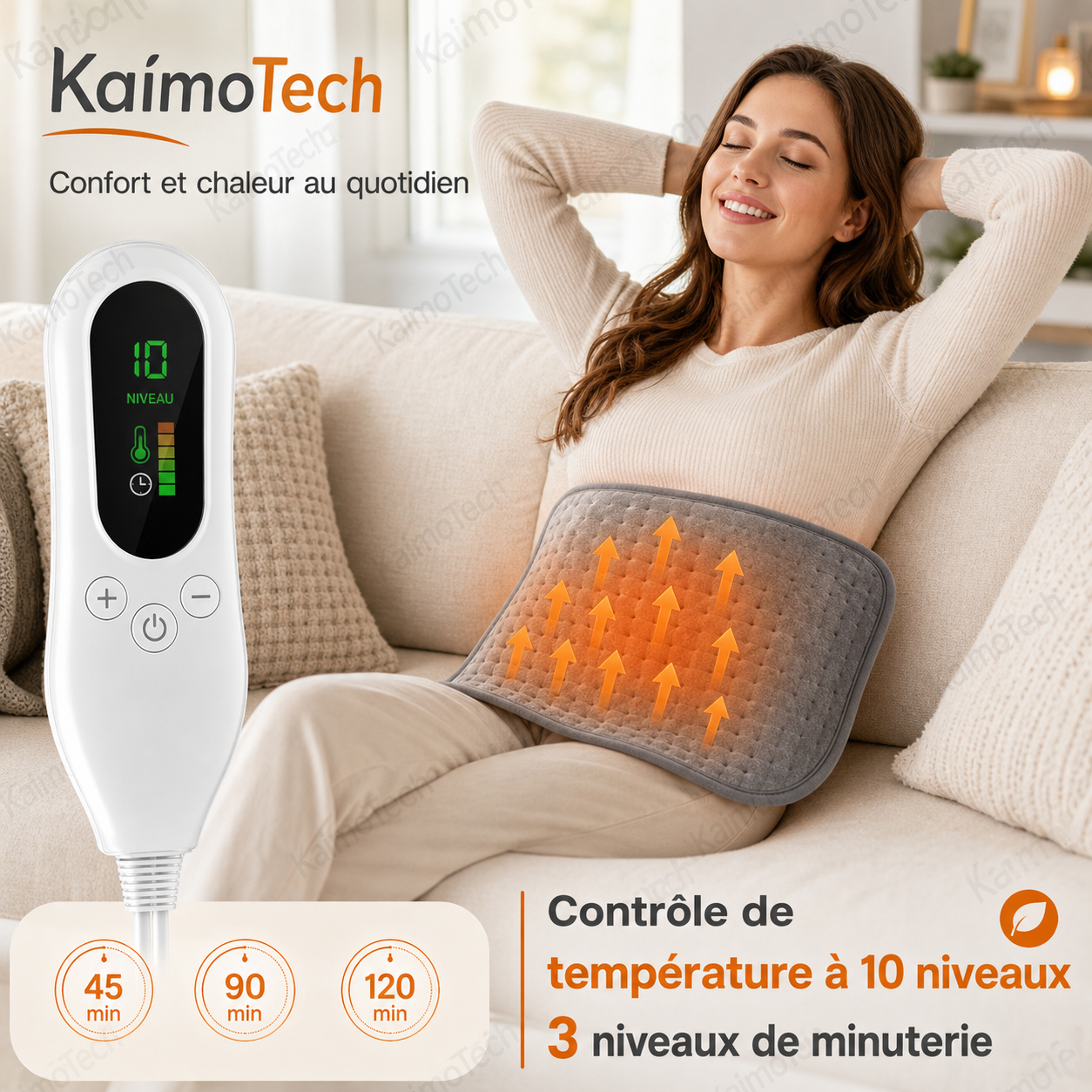 Coussin chauffant KaimoTech — femme souriante sur canapé, contrôle de température à 10 niveaux via télécommande LED, 3 niveaux de minuterie 45, 90 et 120 minutes, chaleur diffusée sur l'abdomen