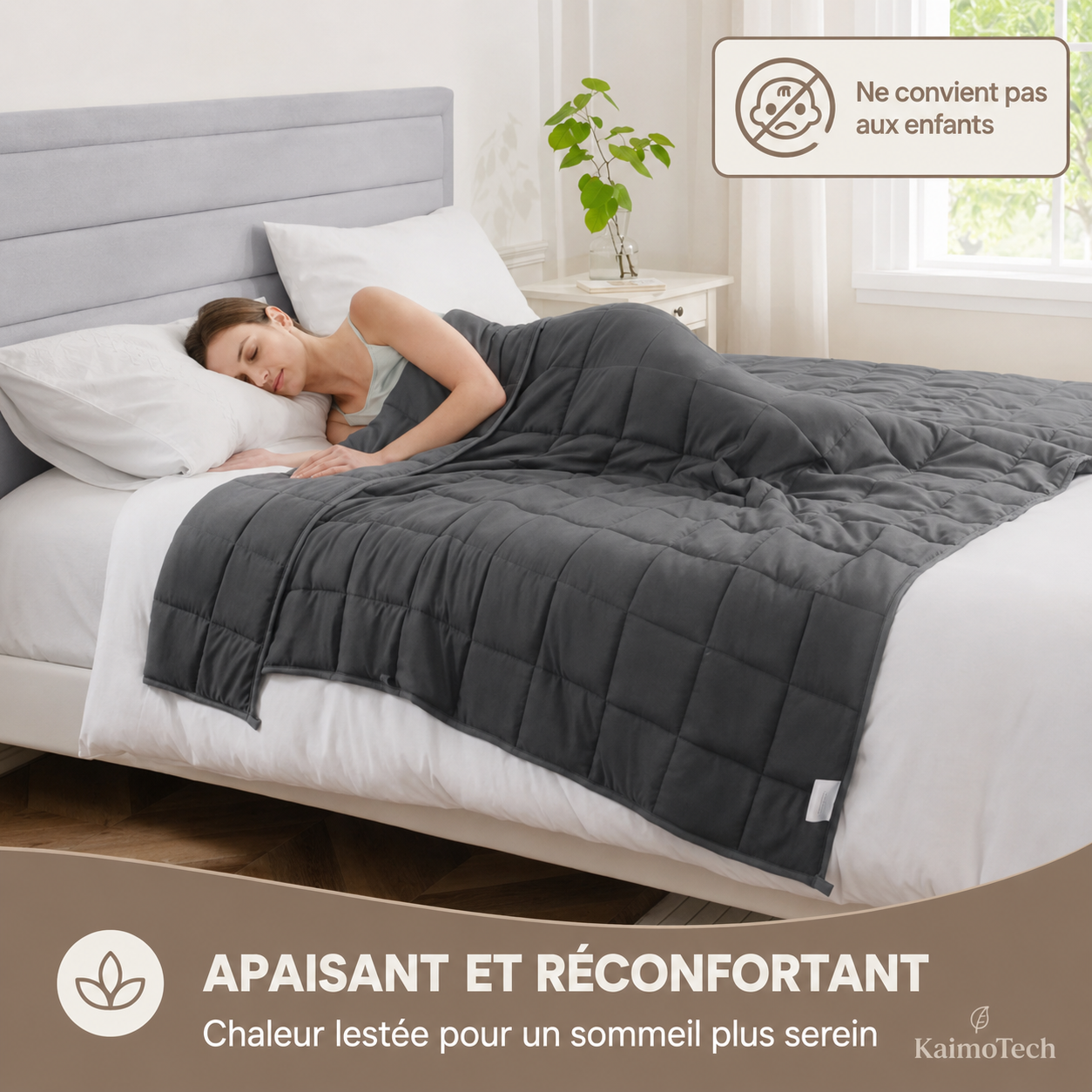 Couverture lestée grise KaimoTech pour adulte, utilisée au lit par une femme endormie, avec mention ne convient pas aux enfants, chaleur lestée, confort apaisant et sommeil plus serein